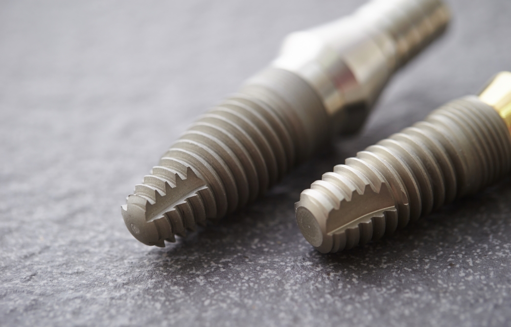 インプラントメーカー